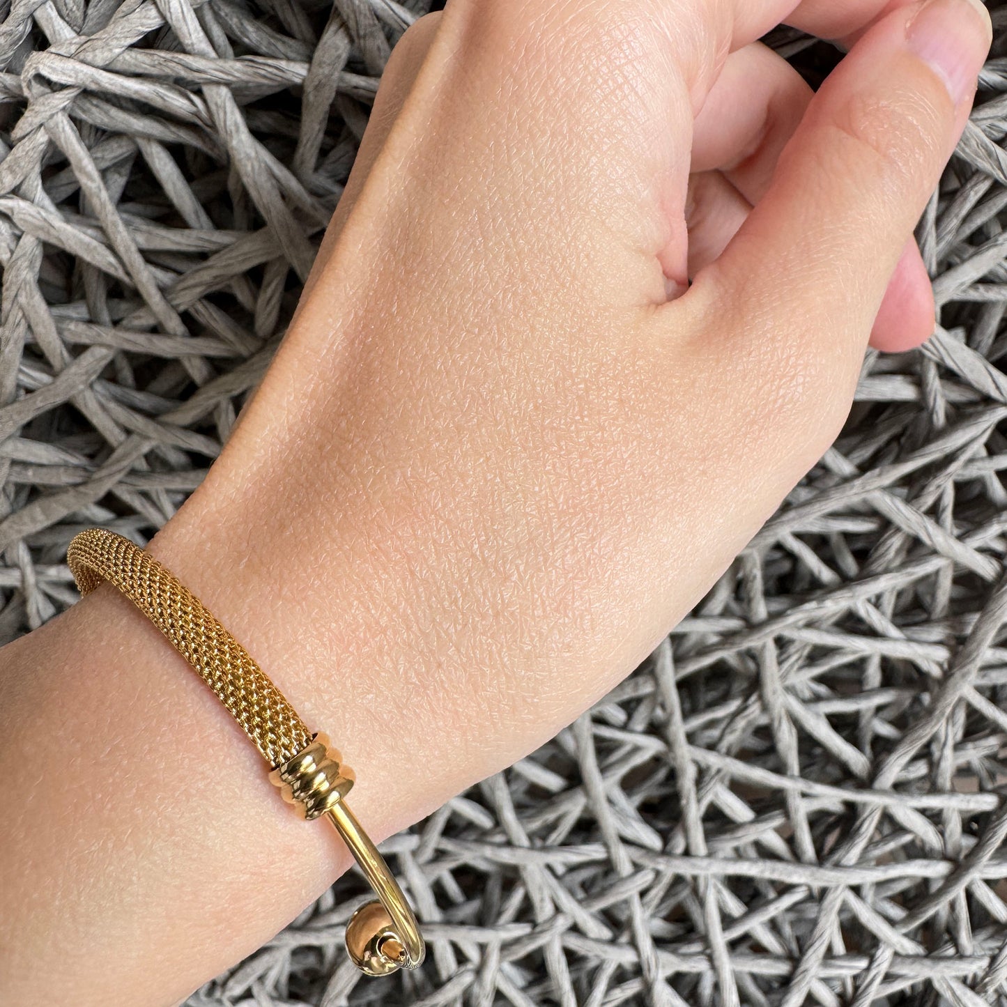 Conjunto mesh Maravillas: pulsera abierta de malla con brillo suave y líneas limpias