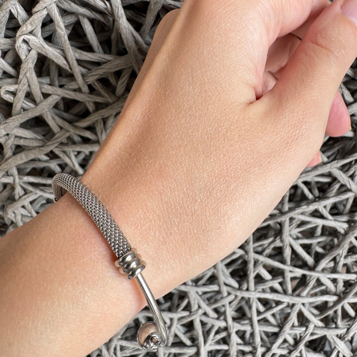 Браслет mesh сріблястого тону на зап’ясті, легка сітчаста фактура