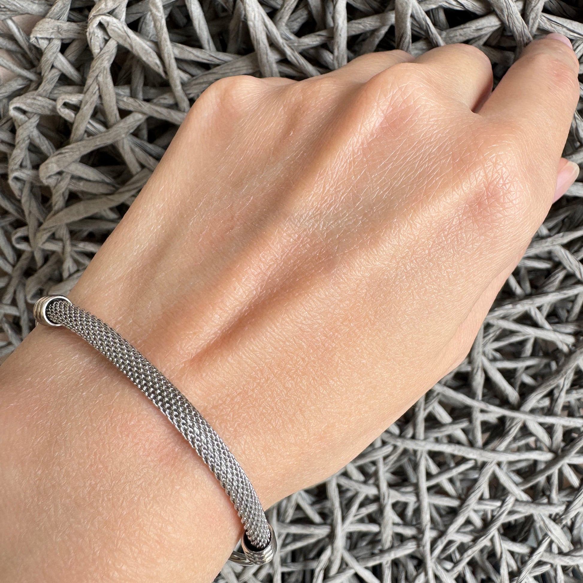 Bracelet mesh argenté au poignet, maille fine et éclat discret