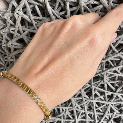 Комплект mesh Maravillas на руці: легка фактура сітки та м’який золотистий блиск