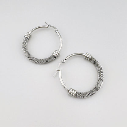 Collier mesh argenté ouvert, lignes épurées et reflets doux