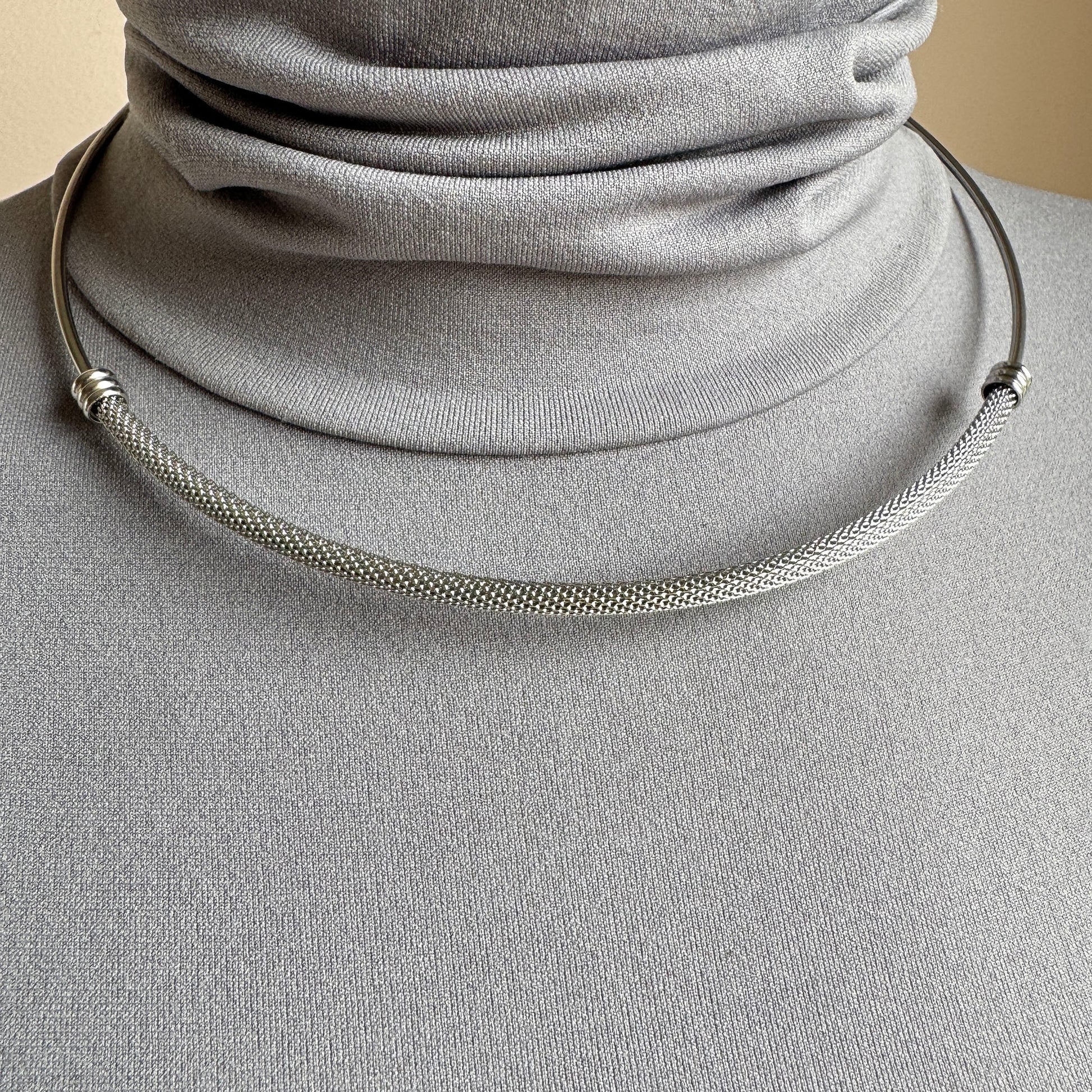 Mesh-Collier in Silberoptik am Hals, dezente Netzstruktur und Glanz