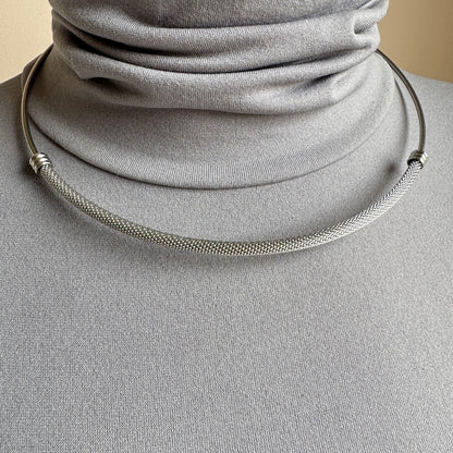Mesh-Collier in Silberoptik am Hals, dezente Netzstruktur und Glanz