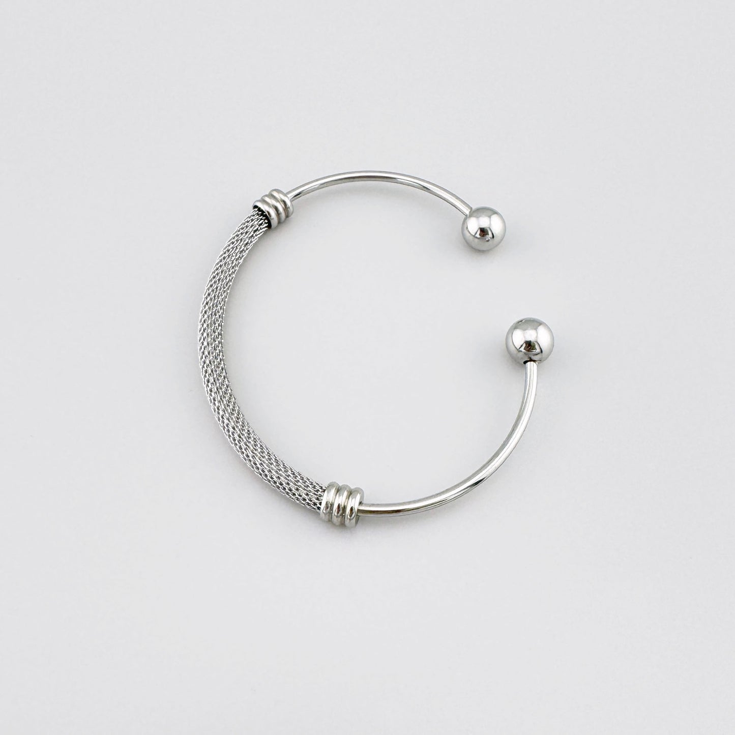Brazalete mesh plateado abierto, ajuste sencillo y acabado suave