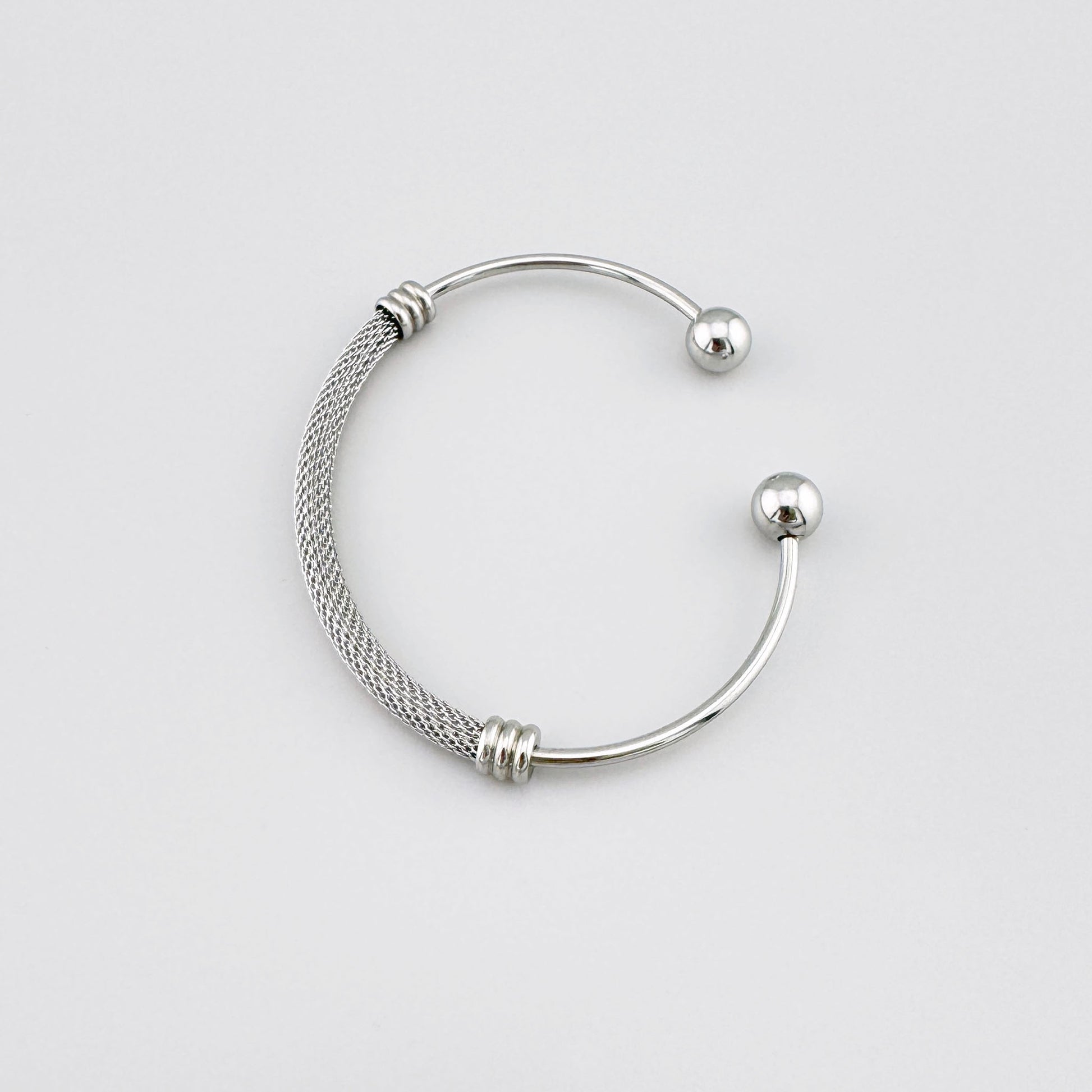 Brazalete mesh plateado abierto, ajuste sencillo y acabado suave