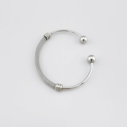 Brazalete mesh plateado abierto, ajuste sencillo y acabado suave