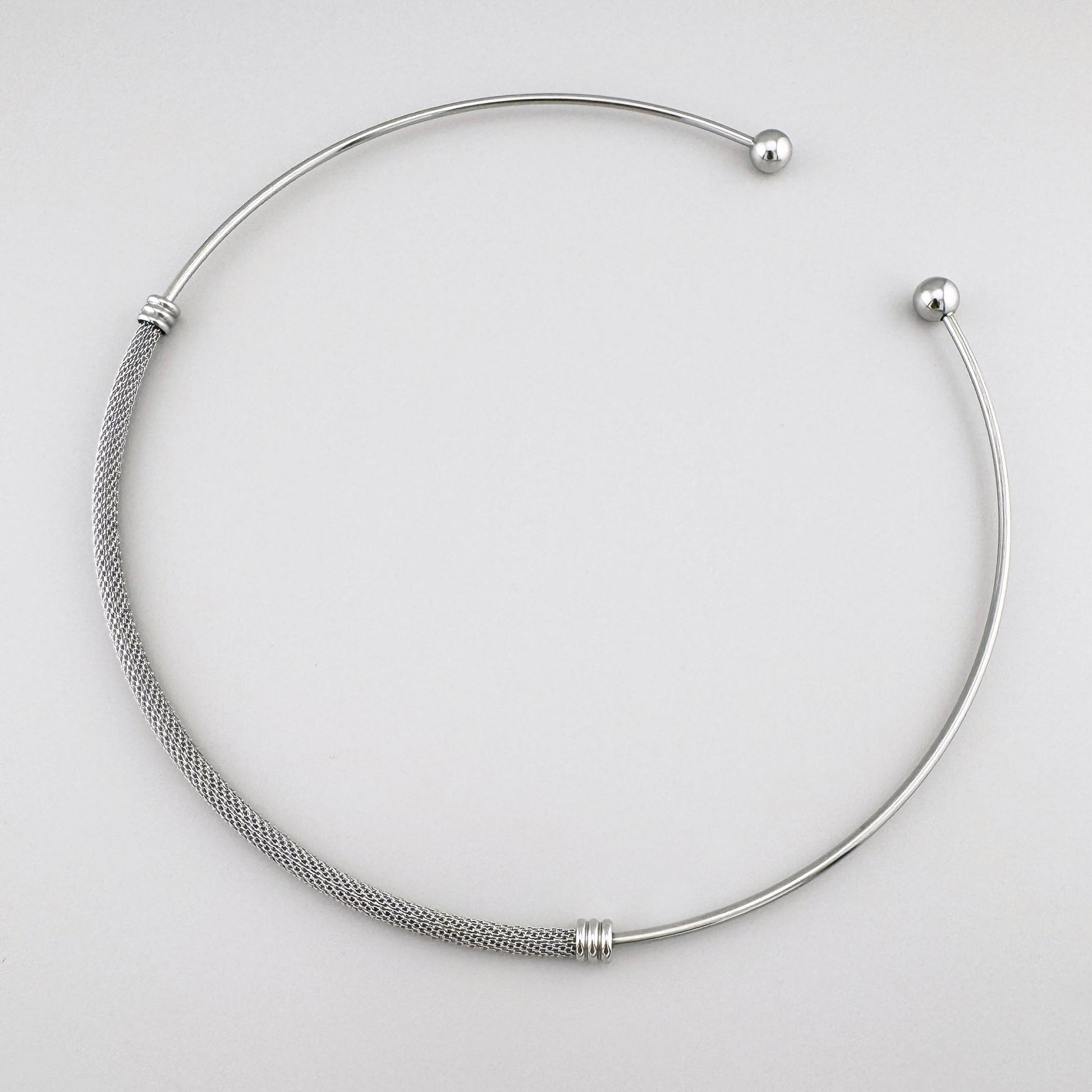 Крупний план браслета mesh у сріблястому відтінку з гладким полиском