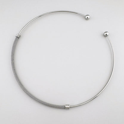 Крупний план браслета mesh у сріблястому відтінку з гладким полиском