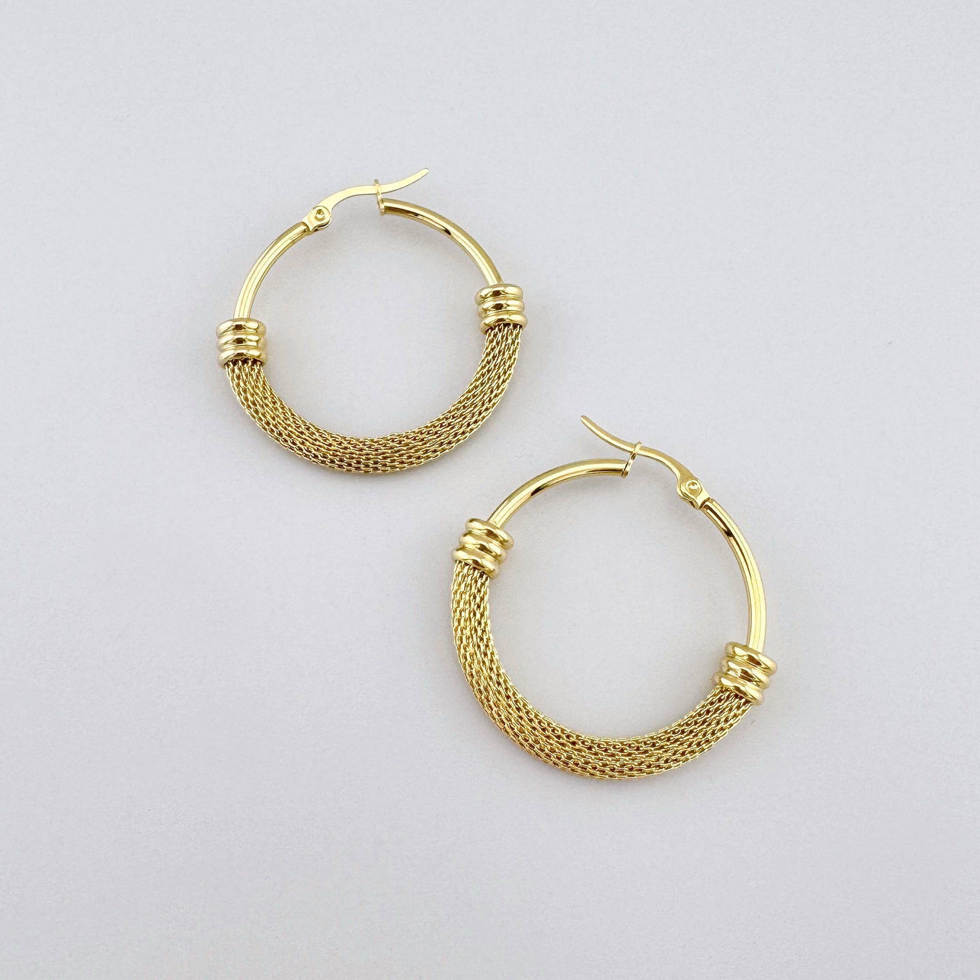 Kolczyki koła mesh z delikatną fakturą i ciepłym odcieniem złota, subtelny połysk