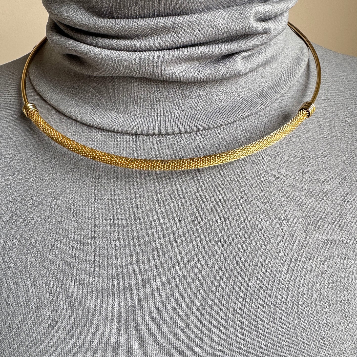 Airy mesh necklace with open collar shine, pairing warm gold tone with minimalist geometry