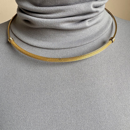 Airy mesh necklace with open collar shine, pairing warm gold tone with minimalist geometry