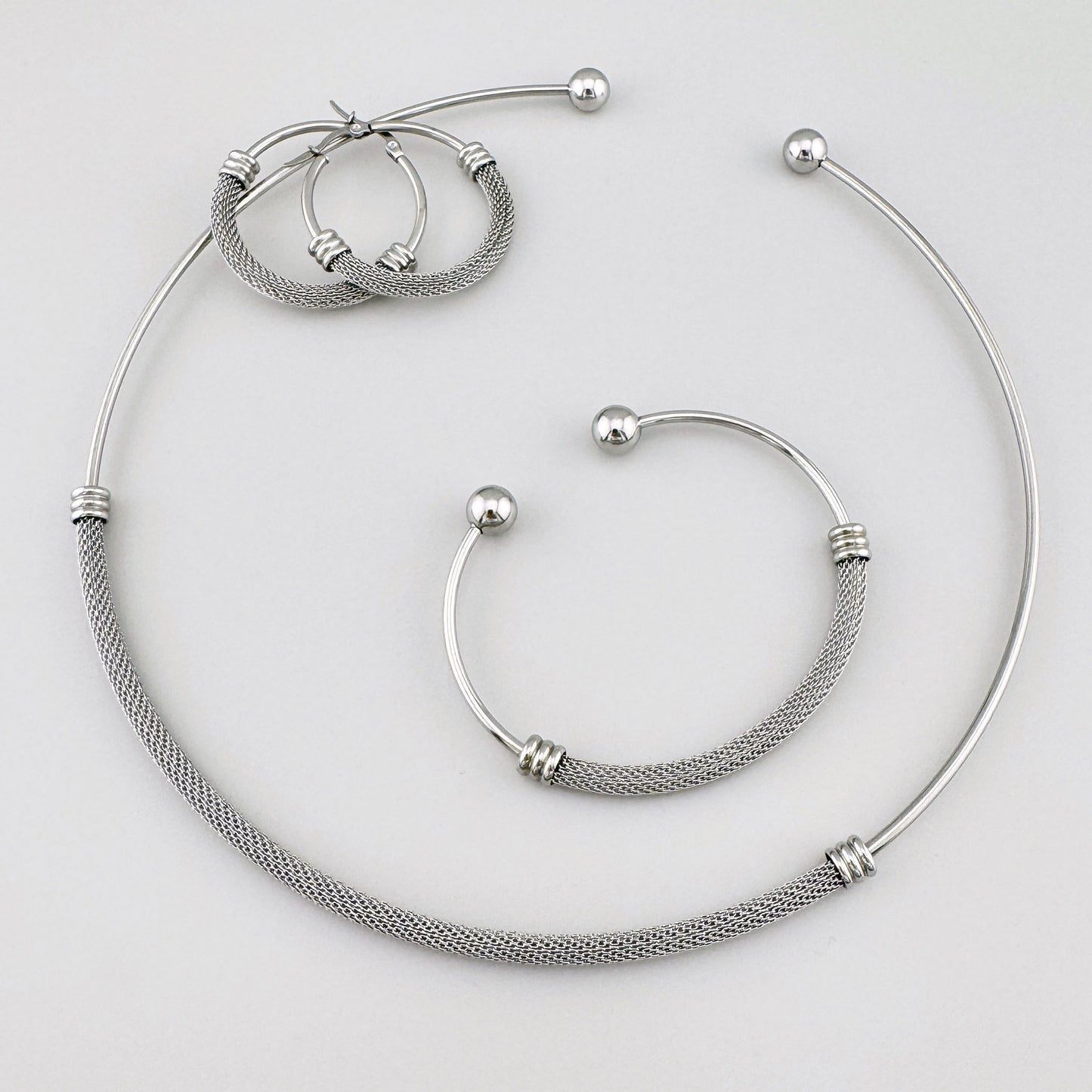 Komplet mesh w srebrnym kolorze: kolia, bransoletka i kolczyki