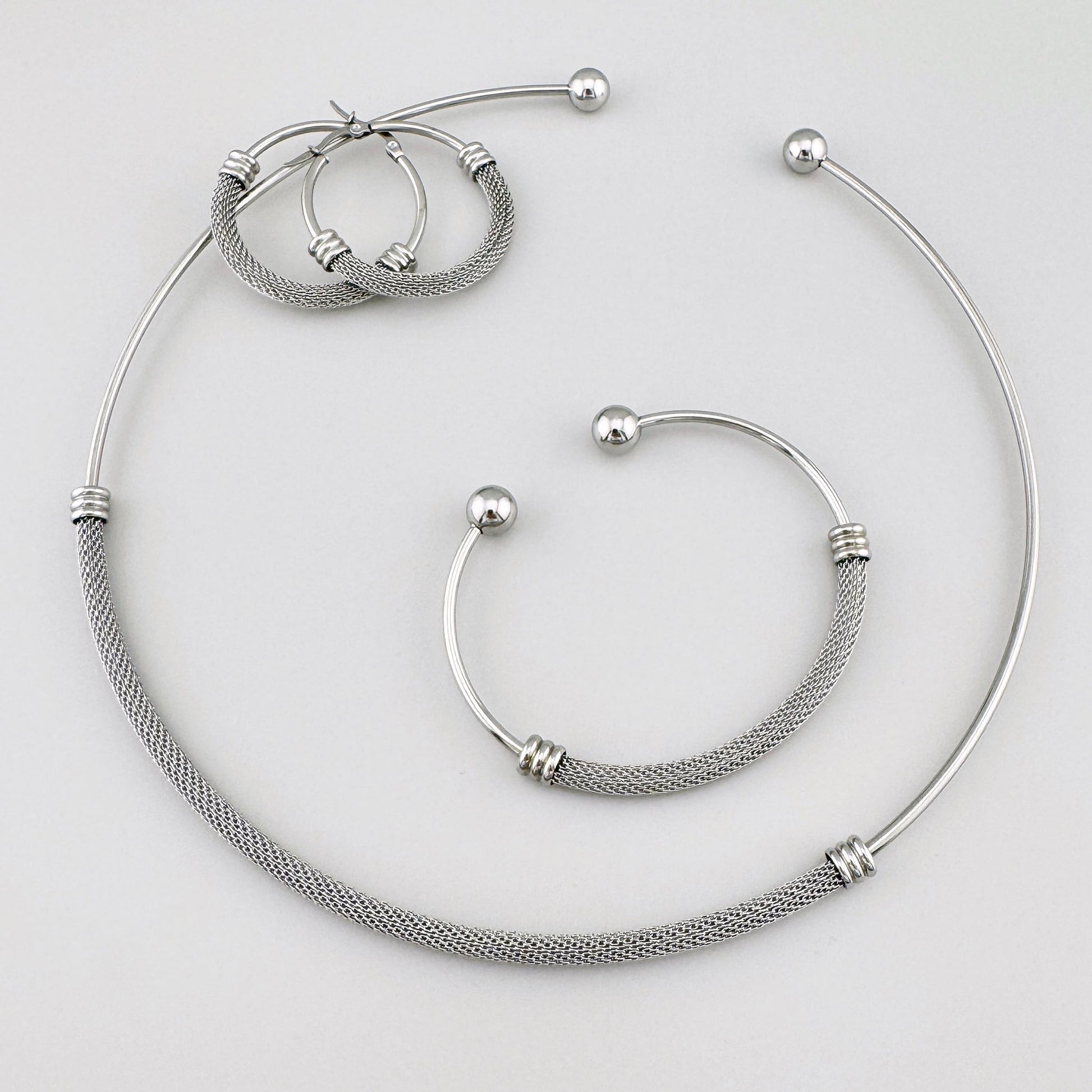 Komplet mesh w srebrnym kolorze: kolia, bransoletka i kolczyki