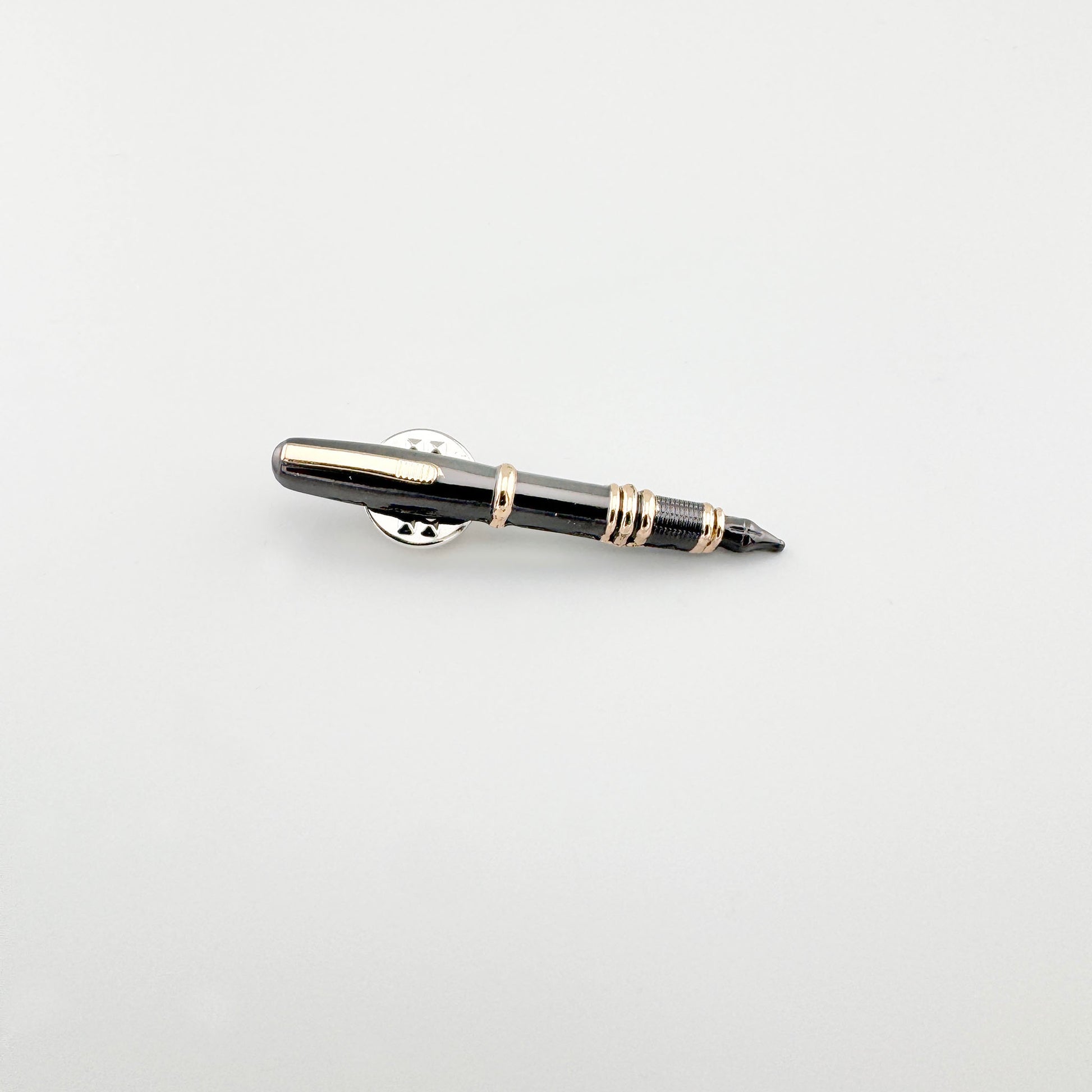 Broche stylo Sonata avec finition métallique et détails dorés raffinés