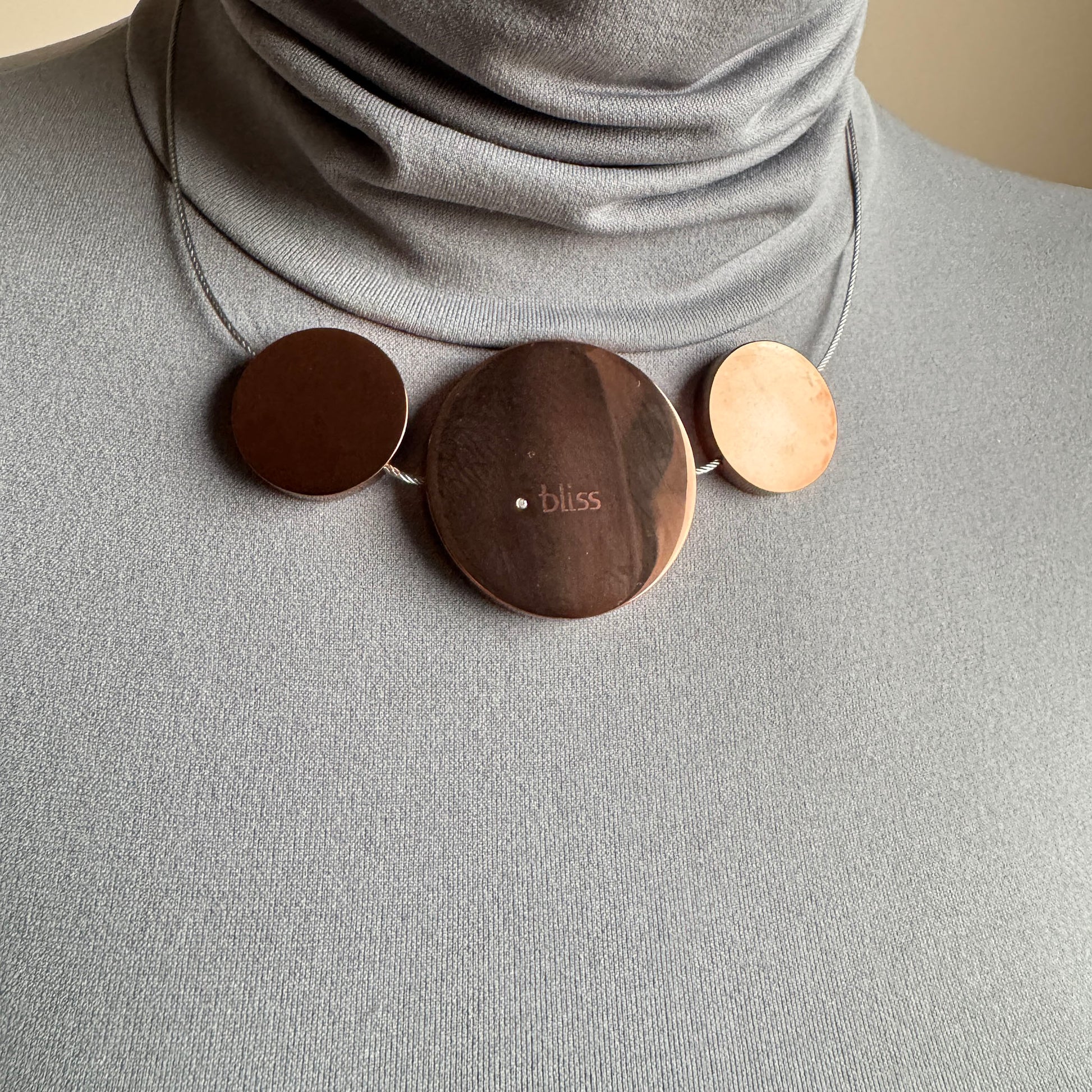 Halskette mit drei runden Medaillons von Bliss Gioielli in Braunton