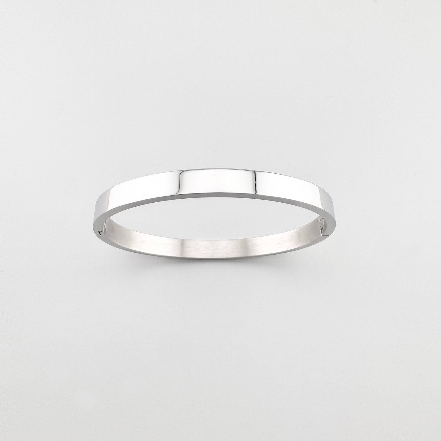 Minimalistyczna bransoletka Maravillas typu bangle o gładkiej geometrycznej formie