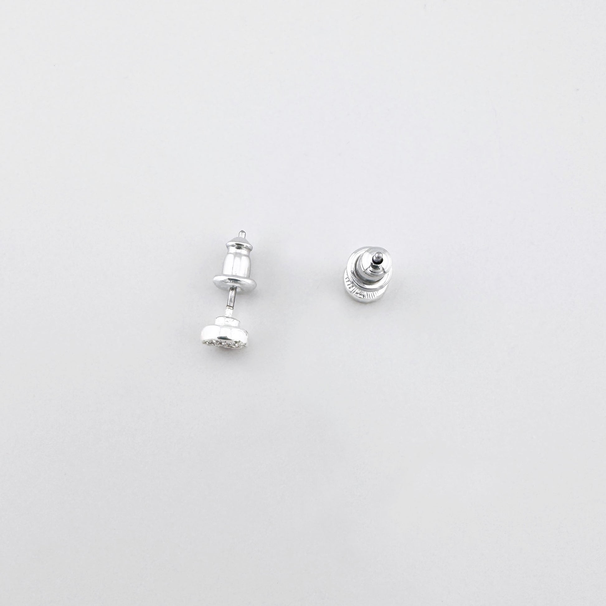 Kleine silberne Ohrstecker mit Zirkonia im skandinavischen Design