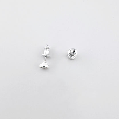 Kleine silberne Ohrstecker mit Zirkonia im skandinavischen Design