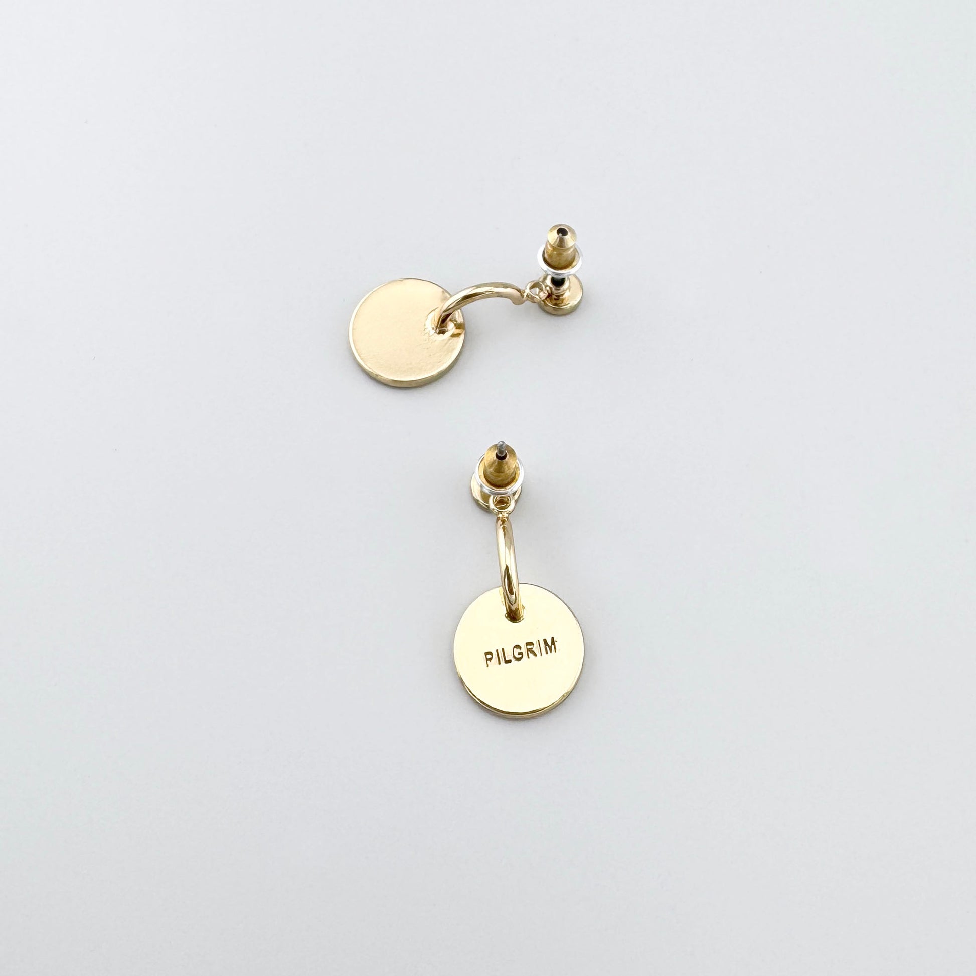 Boucles Pilgrim à disques minimalistes, face satinée et revers poli, port en puces ou avec disque mobile