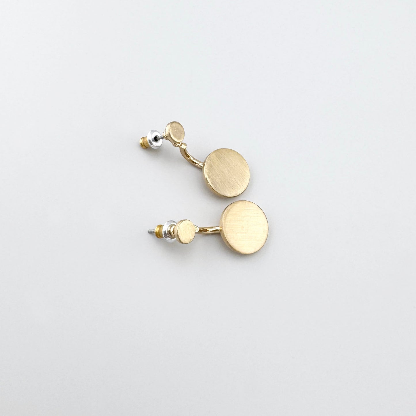 Minimalistyczne kolczyki dyski Pilgrim z satynowym frontem i polerowanym tyłem, dwa sposoby noszenia