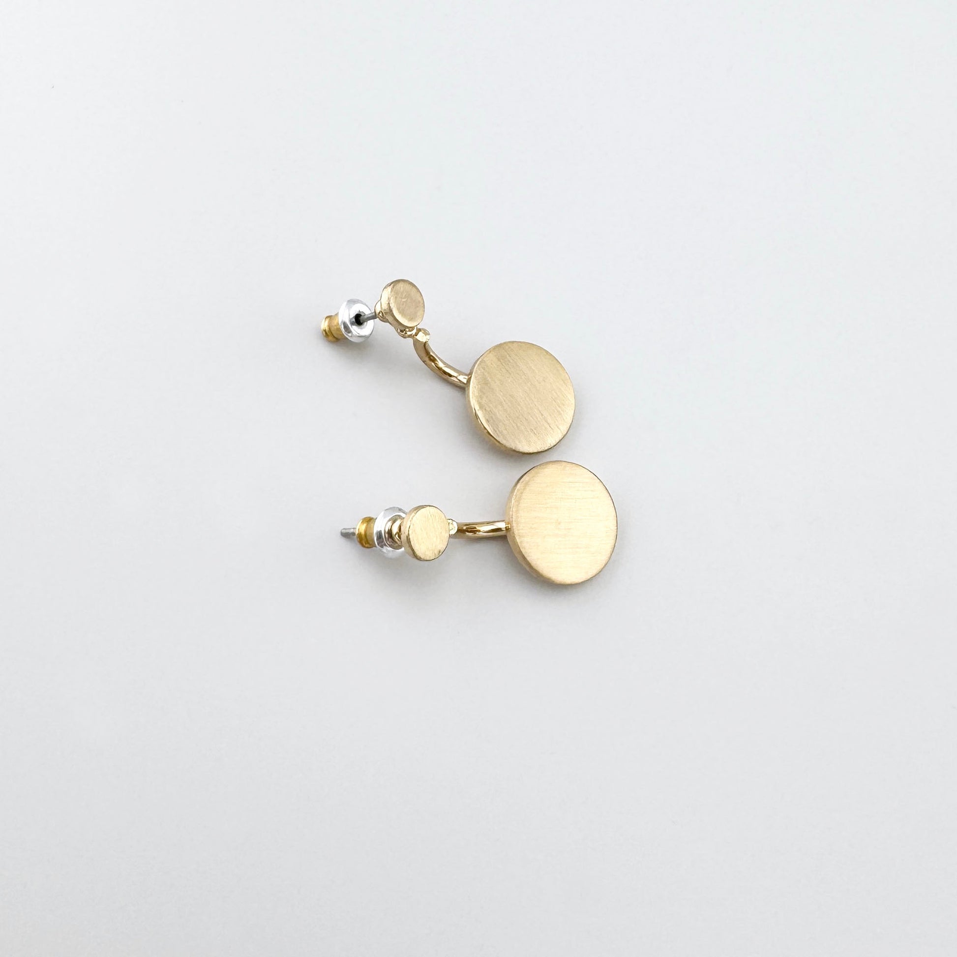 Minimalistyczne kolczyki dyski Pilgrim z satynowym frontem i polerowanym tyłem, dwa sposoby noszenia