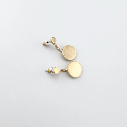 Minimalistyczne kolczyki dyski Pilgrim z satynowym frontem i polerowanym tyłem, dwa sposoby noszenia