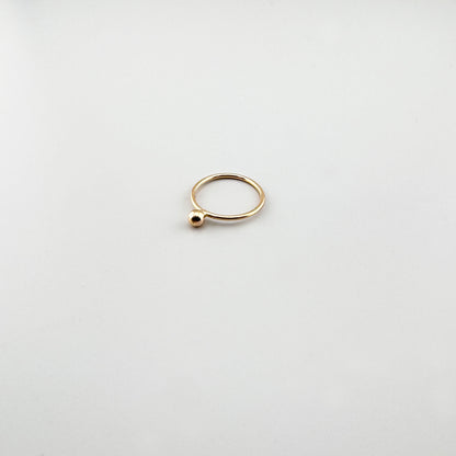 Anillo dorado LULU Copenhagen con pequeña esfera y diseño abierto minimalista