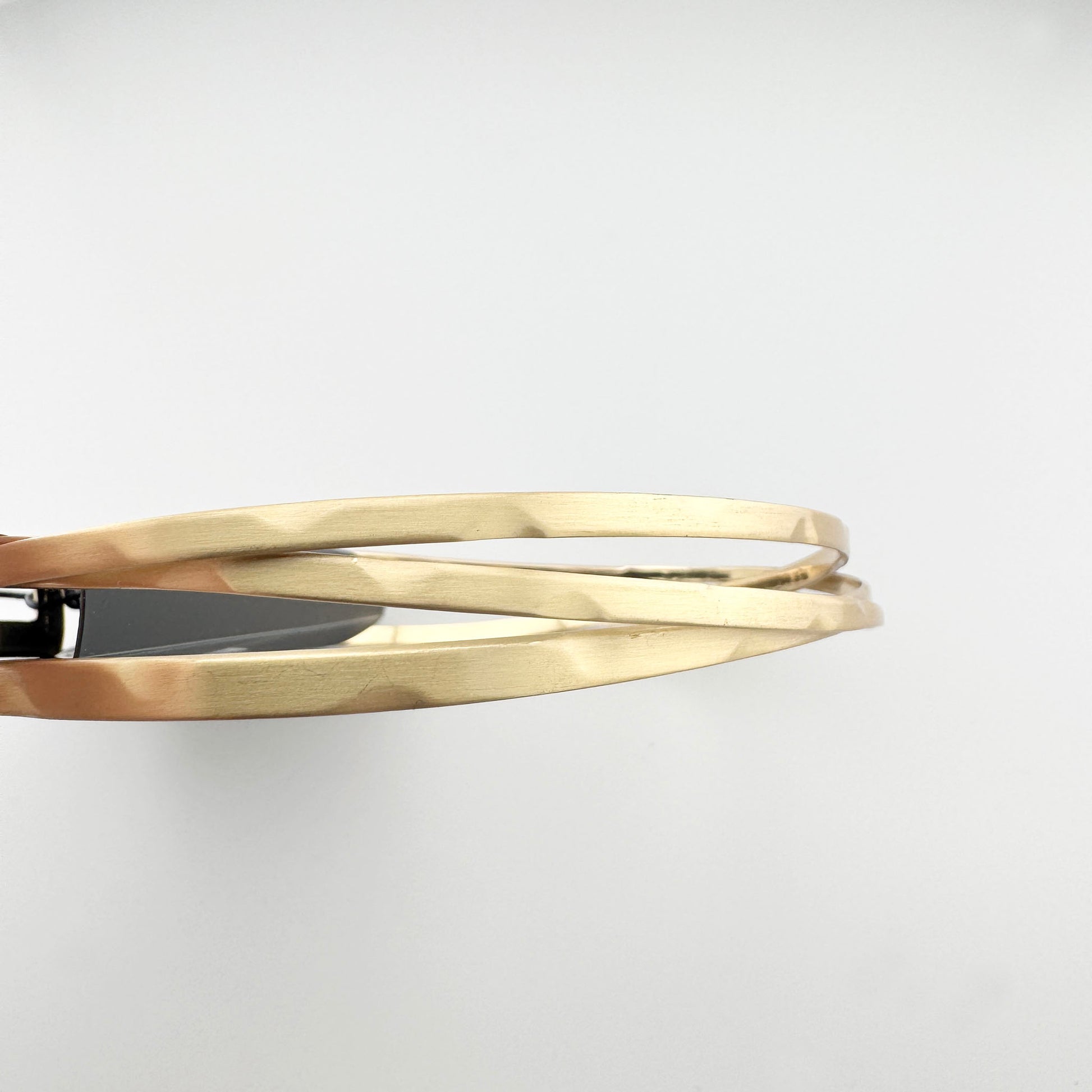 Collier ras-du-cou Pilgrim à plusieurs rangs avec lignes dorées et forme épurée