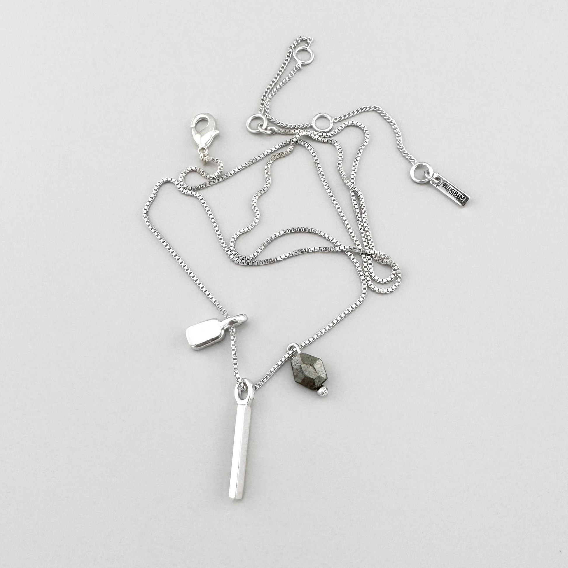 Collier argenté minimaliste avec hématite et pendentifs subtils