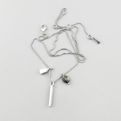 Collier argenté minimaliste avec hématite et pendentifs subtils