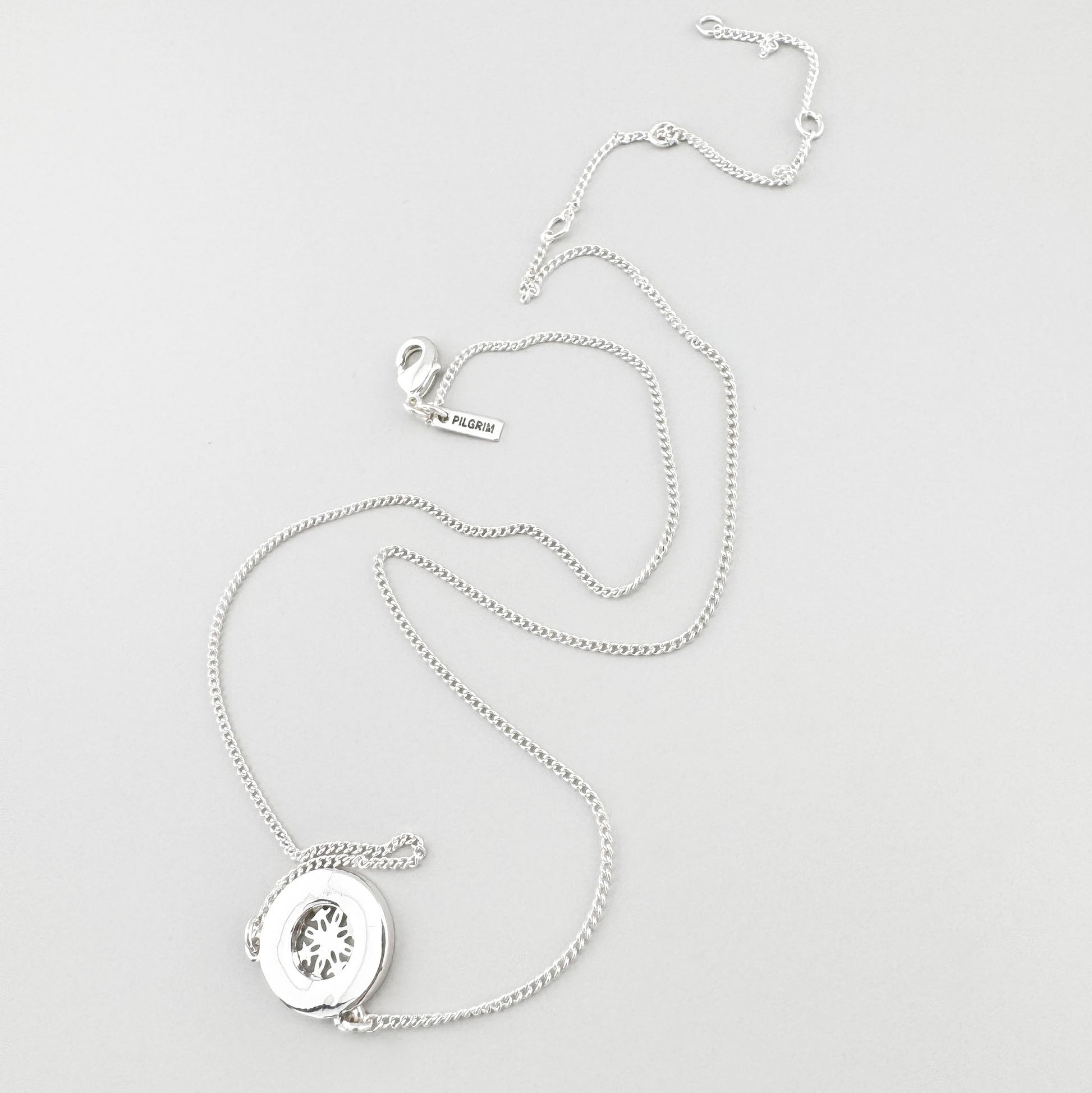 Collier argenté délicat avec médaillon ajouré et cristaux brillants