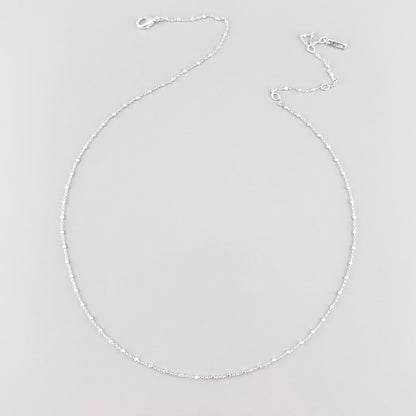 Collier double rangs avec chaînes délicates et effet martelé argenté
