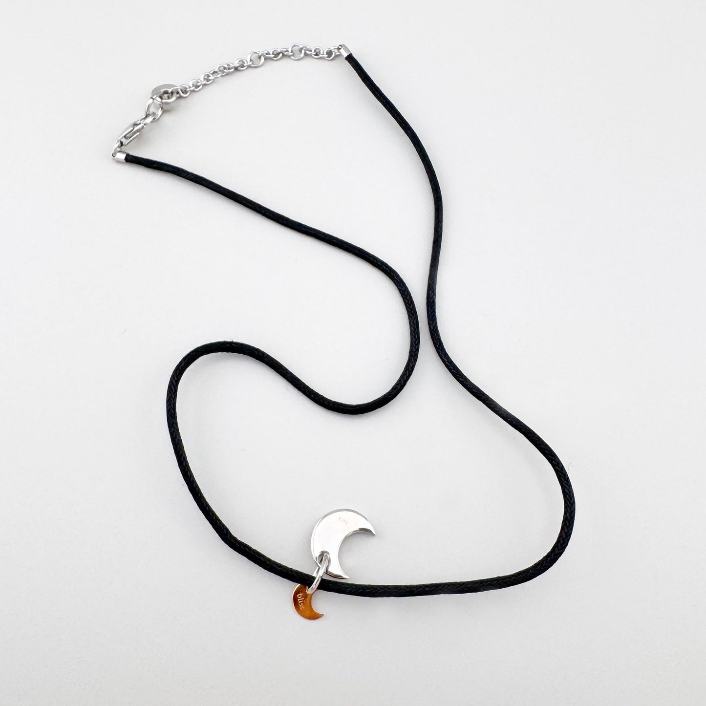 Collier avec pendentif lune en or et acier, ligne simple et graphique