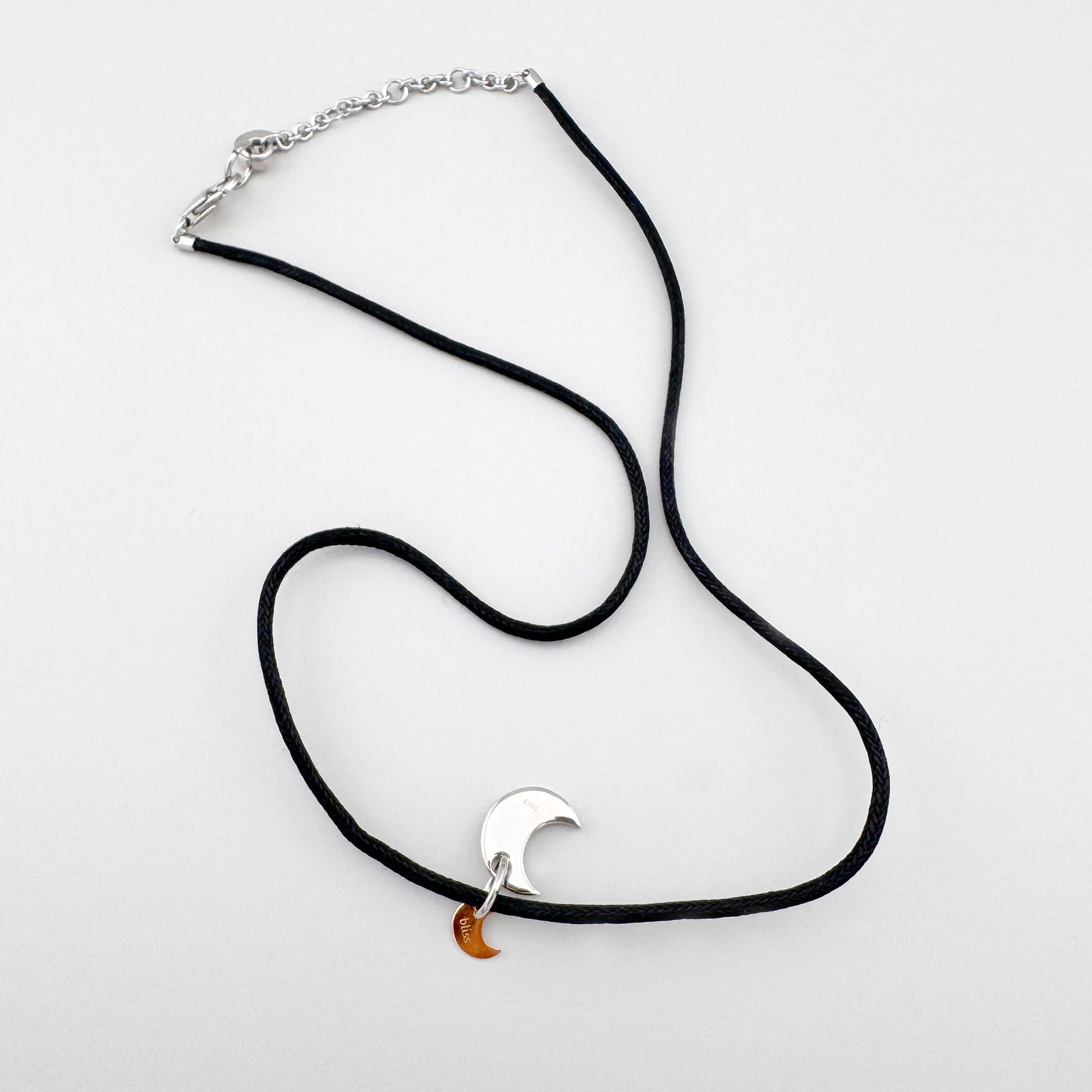 Collier avec pendentif lune en or et acier, ligne simple et graphique