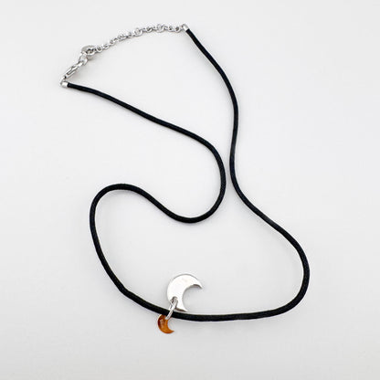 Collier avec pendentif lune en or et acier, ligne simple et graphique
