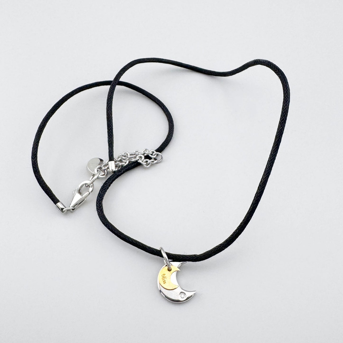 Naszyjnik z zawieszką księżyca na czarnym sznurku, minimalistyczny akcent