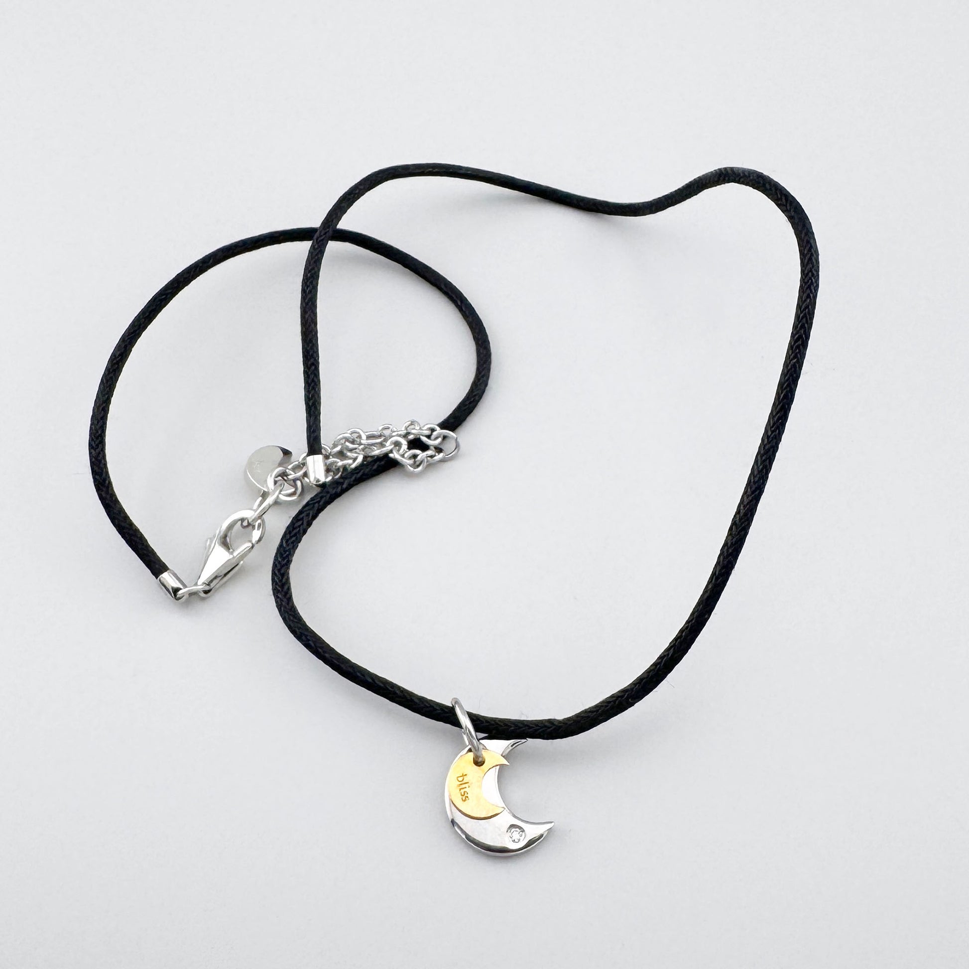 Naszyjnik z zawieszką księżyca na czarnym sznurku, minimalistyczny akcent