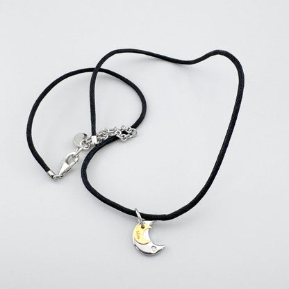 Naszyjnik z zawieszką księżyca na czarnym sznurku, minimalistyczny akcent