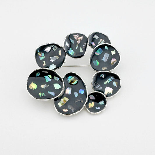 Broszka Sonata z masą perłową w czarnej oprawie i opalizującym połysku