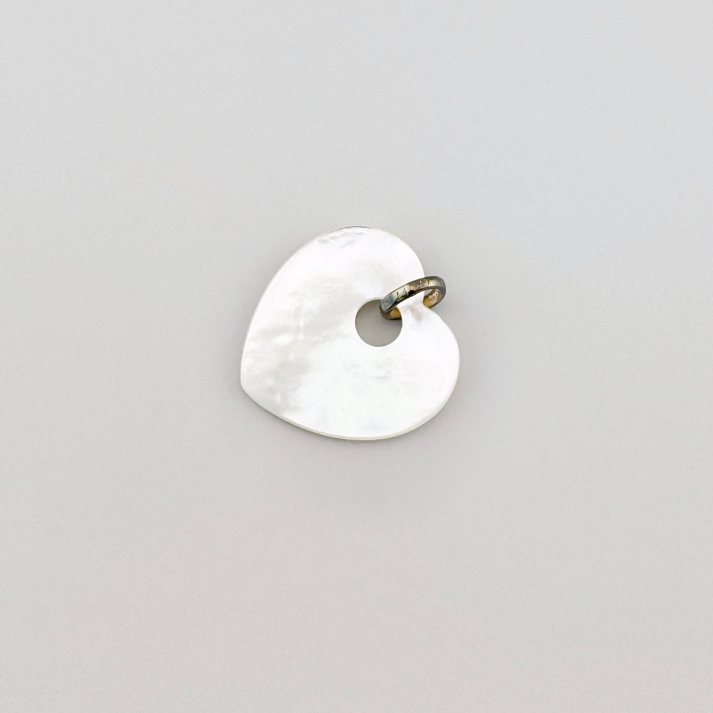 Mother-of-pearl heart charm Thomas Sabo with a soft iridescent surface