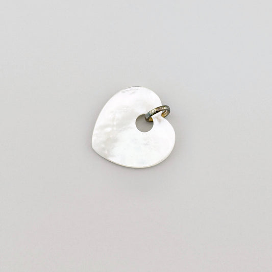Mother-of-pearl heart charm Thomas Sabo with a soft iridescent surface