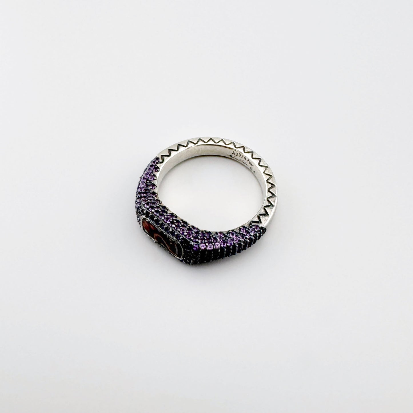 Silver Thomas Sabo ring with mother-of-pearl and purple zirconia in a geometric setting