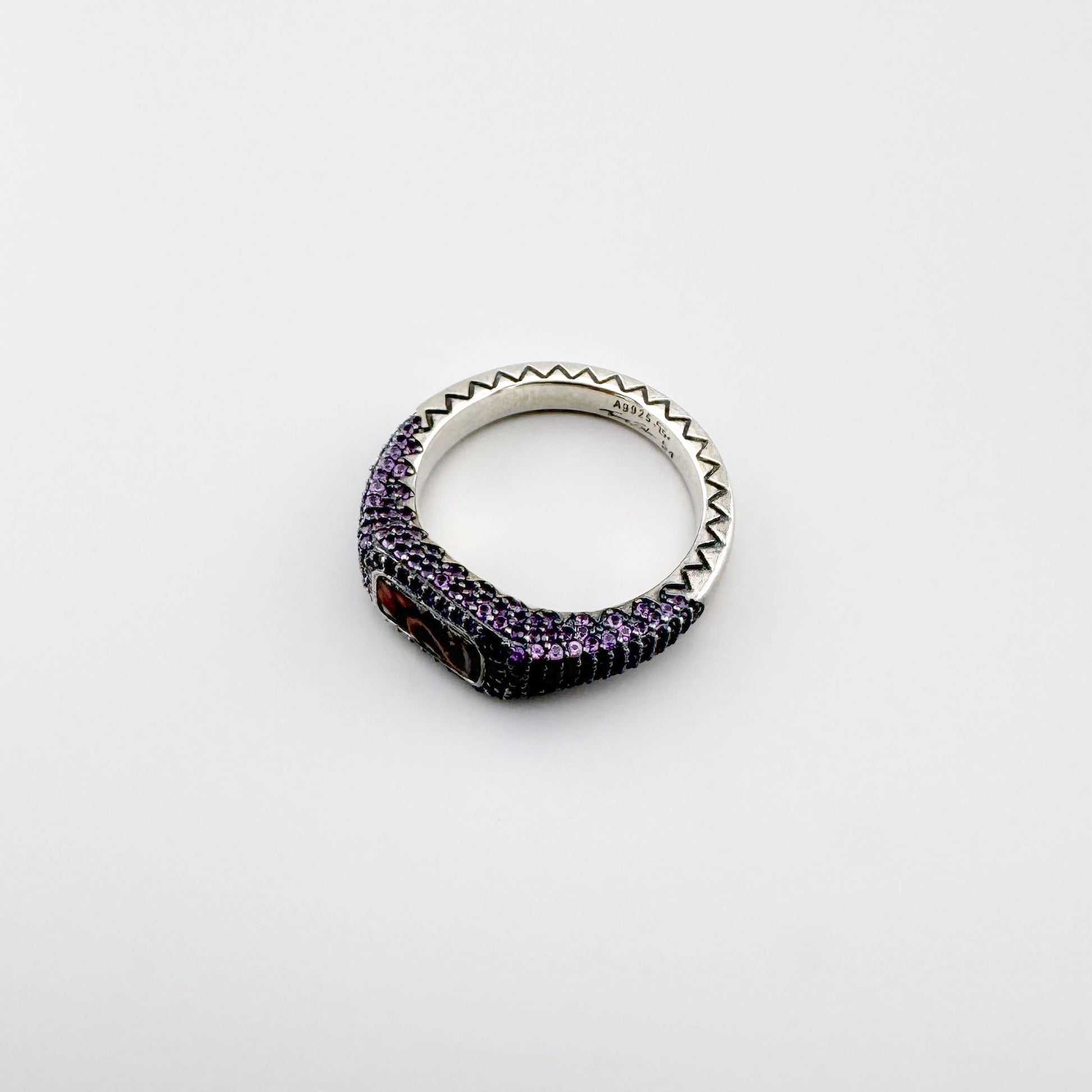 Silver Thomas Sabo ring with mother-of-pearl and purple zirconia in a geometric setting