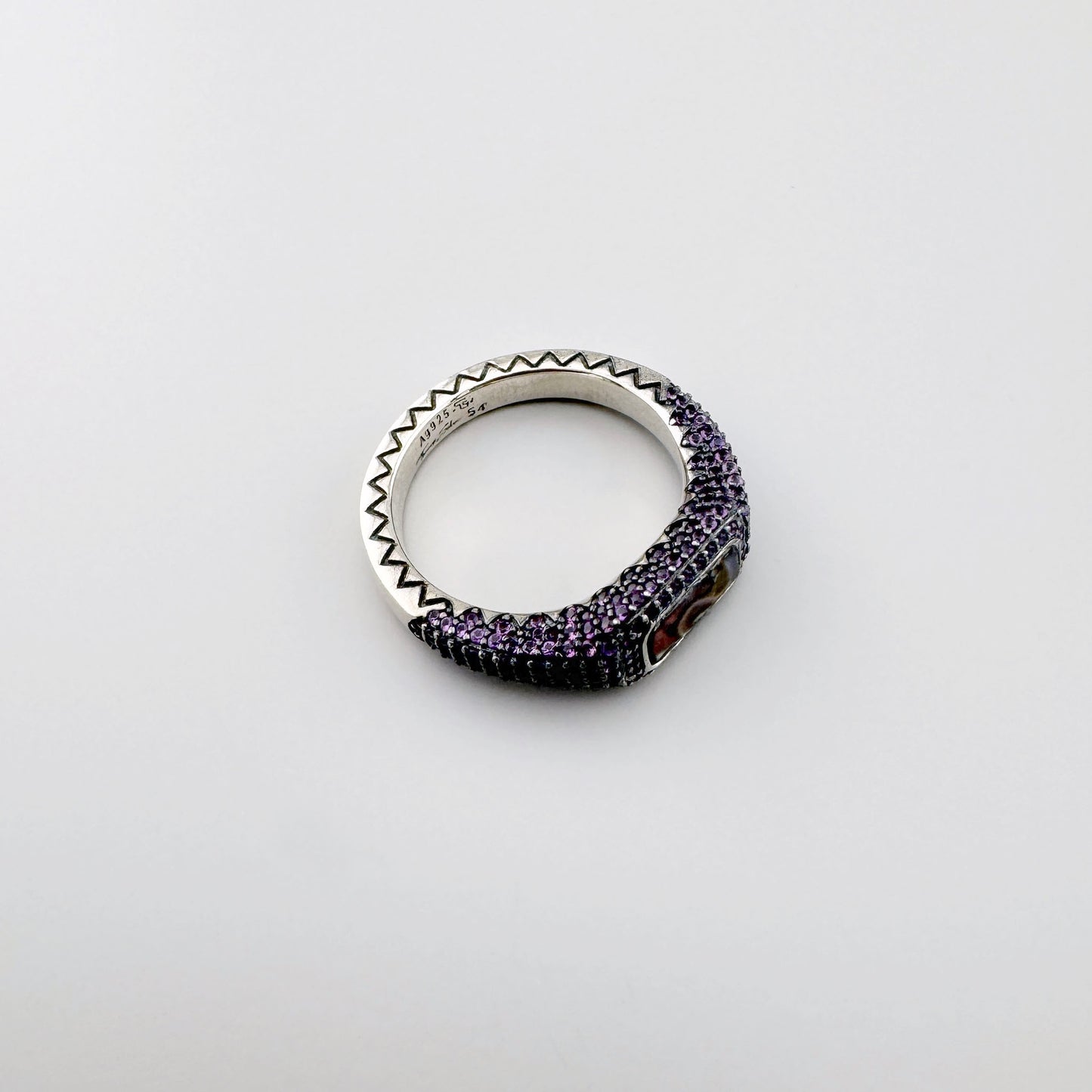 Anillo Thomas Sabo de plata con nácar y circonitas violetas visto de perfil