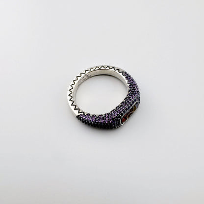 Anillo Thomas Sabo de plata con nácar y circonitas violetas visto de perfil