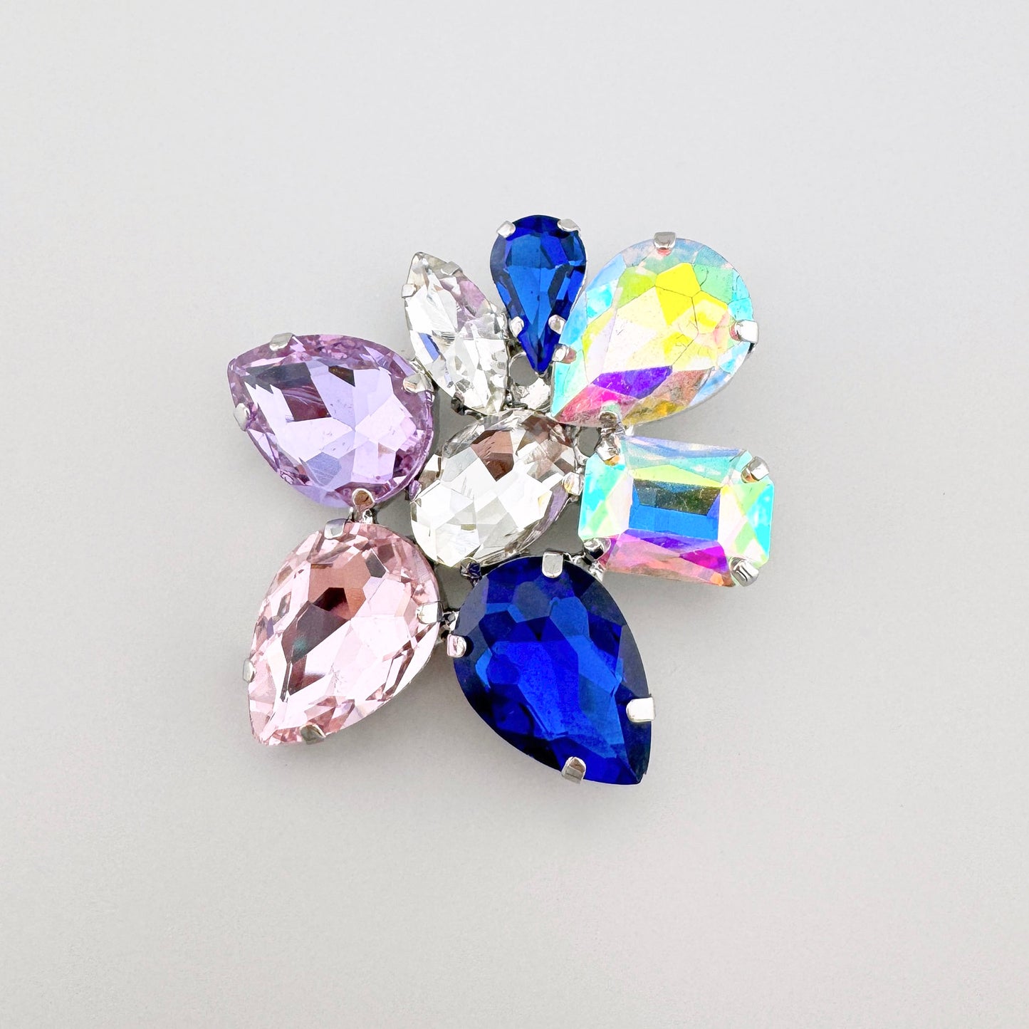 Broche fleur Sonata avec cristaux multicolores et éclat lumineux