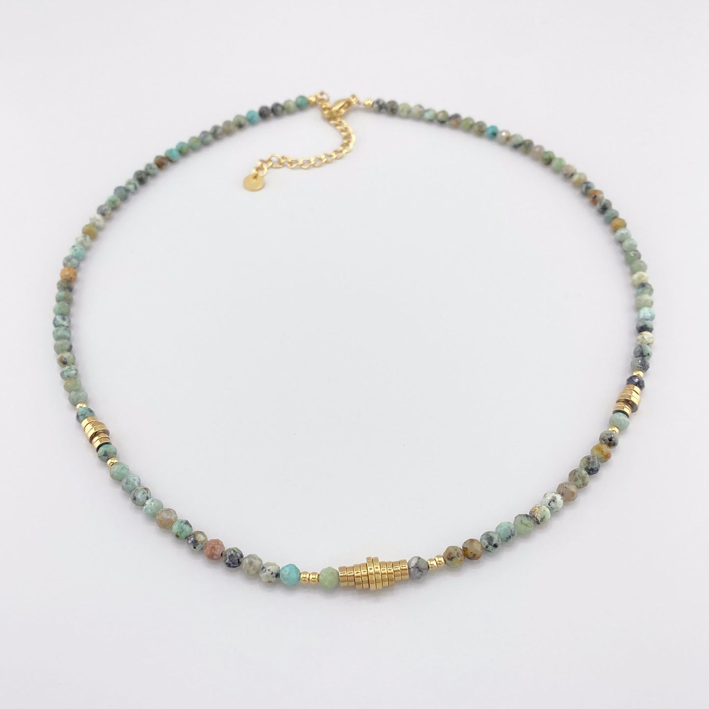 Collier IRL en jaspe africain avec petites pierres facettées et détails dorés