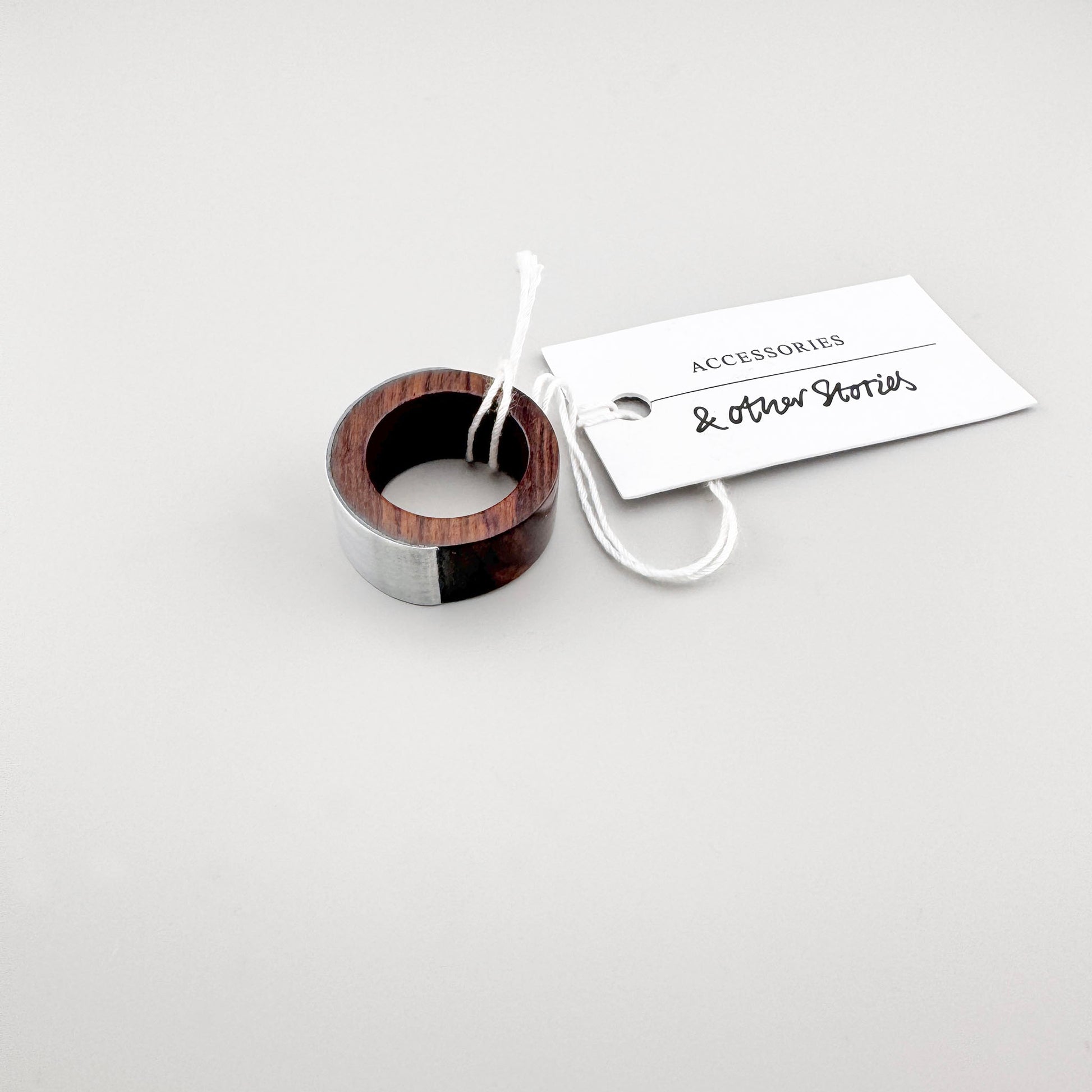Ring aus Holz und Metall & Other Stories mit markanter Form und warmem Holzkontrast