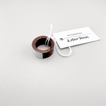 Ring aus Holz und Metall & Other Stories mit markanter Form und warmem Holzkontrast