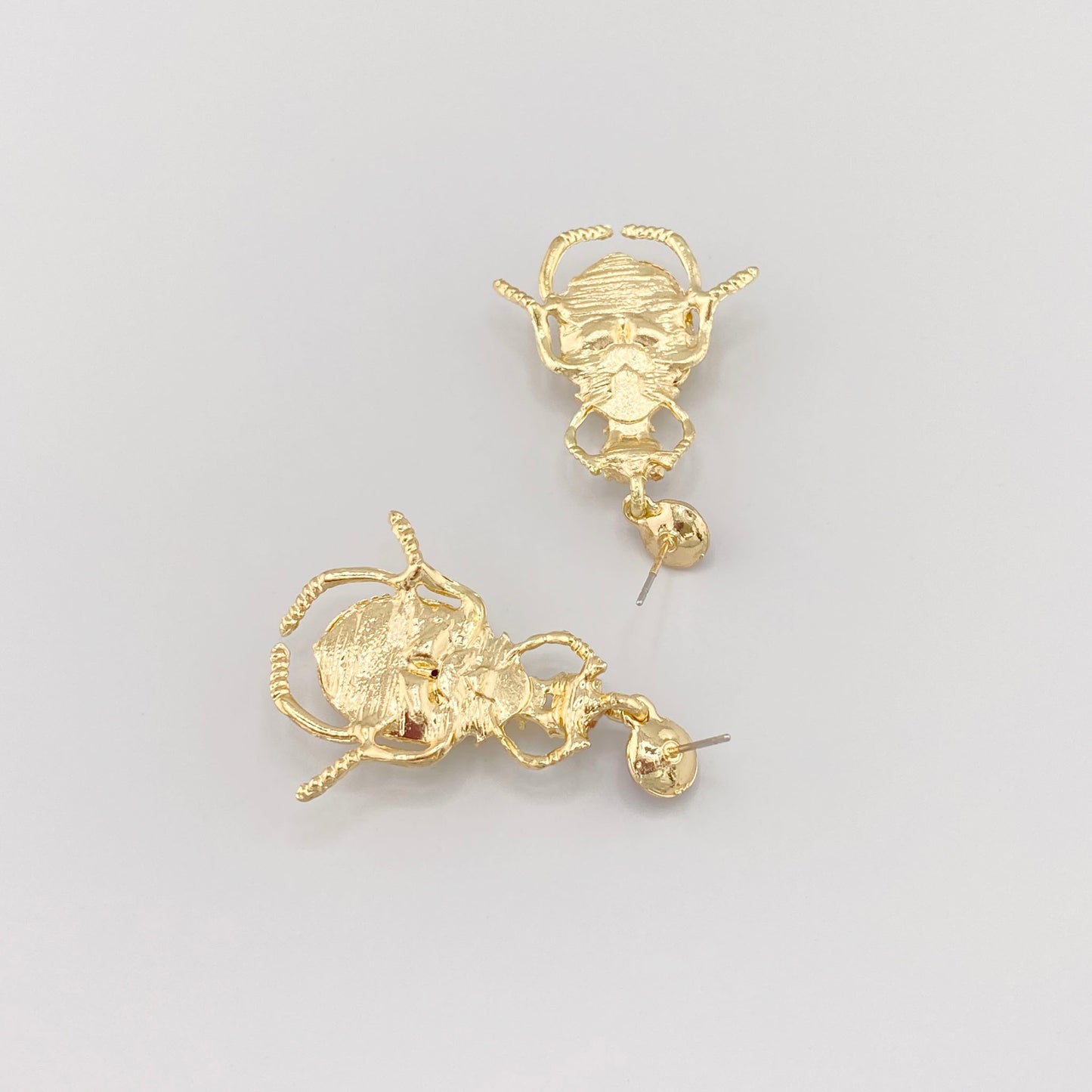 Pendientes Sonata inspirados en insectos con forma dorada y detalles rosados